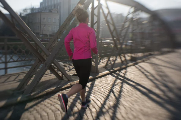 Sportif kadın sabah koşuya — Stok fotoğraf