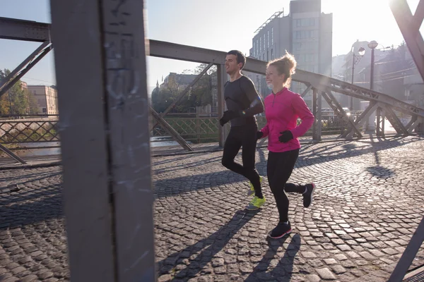 Jeune couple jogging — Photo