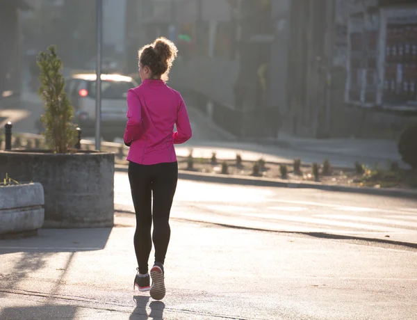 Спортивная женщина бег на утро — стоковое фото
