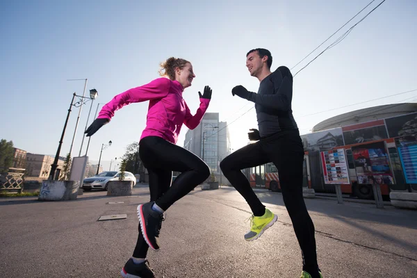 Paar wärmt sich vor dem Joggen auf — Stockfoto