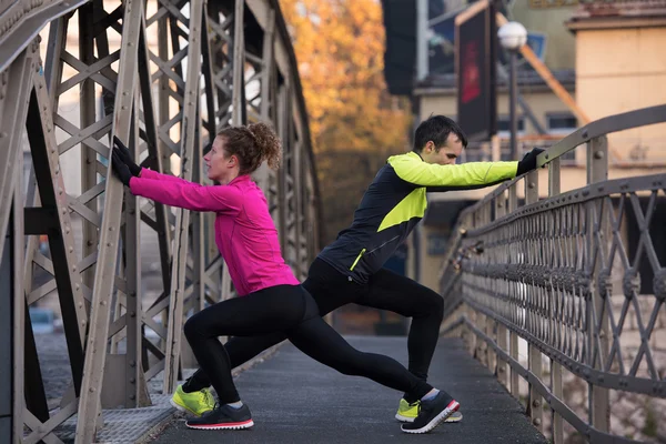 Paar warming-up vóór joggen — Stockfoto