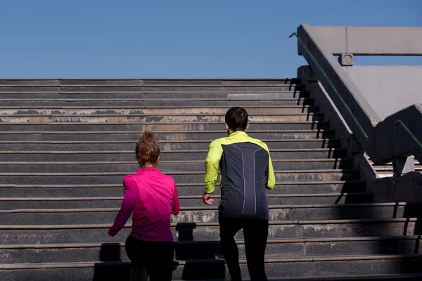 Ungt par jogging på stegen — Stockfoto