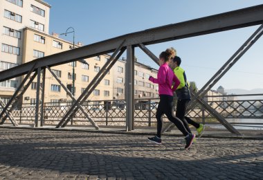 genç bir çift koşu