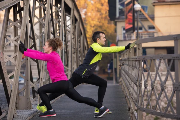 Casal aquecimento antes de correr — Fotografia de Stock