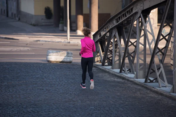 Mujer deportiva trotando en la mañana — Foto de Stock