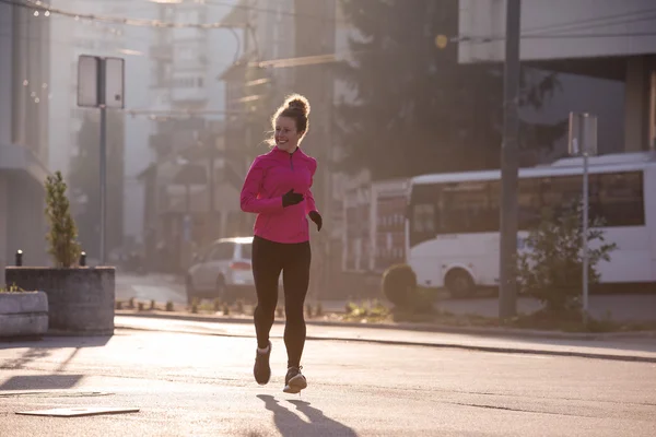 Mujer deportiva trotando en la mañana — Foto de Stock