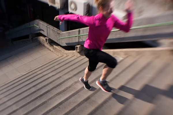 Donna che corre sui gradini — Foto Stock