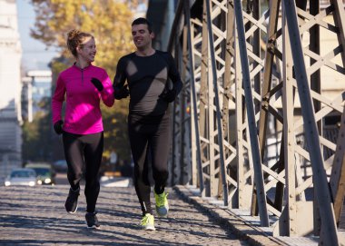 genç bir çift koşu