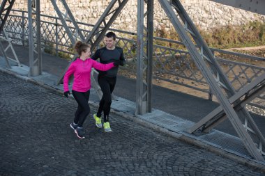 genç bir çift koşu