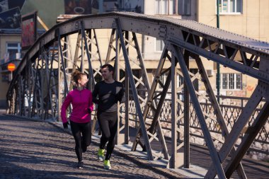 genç bir çift koşu