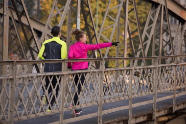 genç bir çift koşu