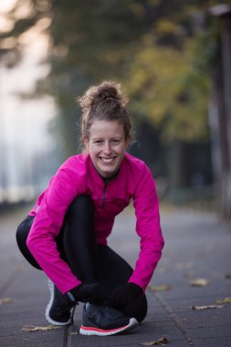 Koşu sabaha uzanan kadın