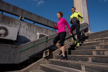 Genç çift merdivenlerinde koşu