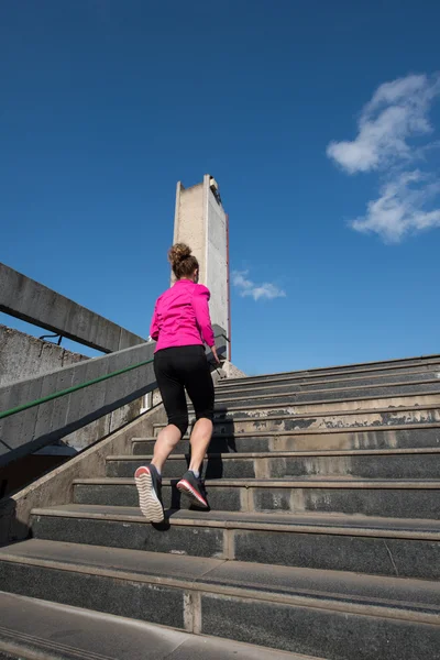 Genç çift merdivenlerinde koşu — Stok fotoğraf