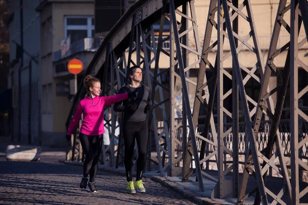 Jeune couple jogging — Photo