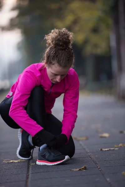 Kvinnan stretching innan morgon jogging — Stockfoto