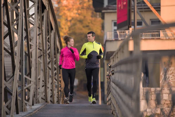 Jeune couple jogging — Photo