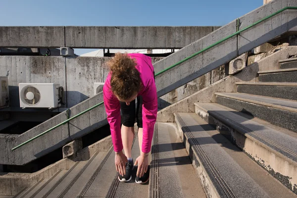 Mujer estiramiento antes de mañana jogging —  Fotos de Stock