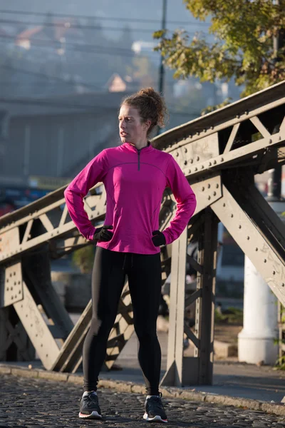 Donna che si estende prima di jogging mattina — Foto Stock