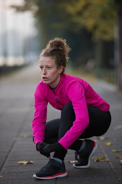 Kvinnan stretching innan morgon jogging — Stockfoto