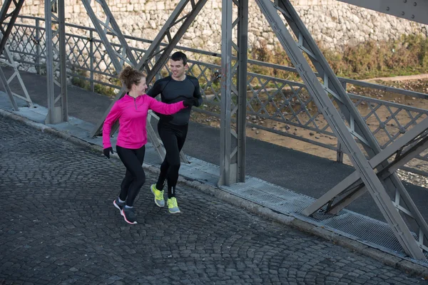 Jeune couple jogging — Photo