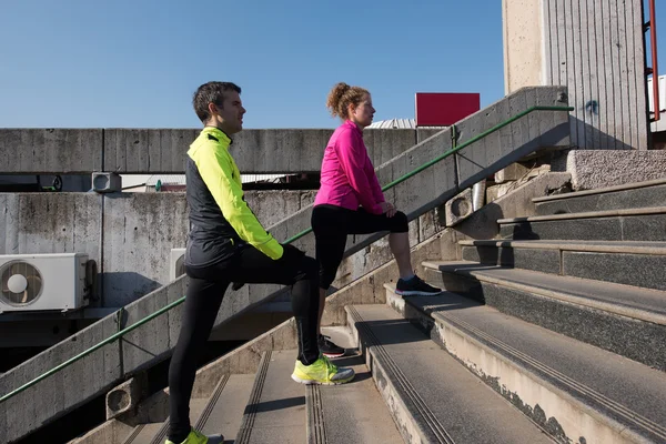 Jong koppel joggen op stappen — Stockfoto