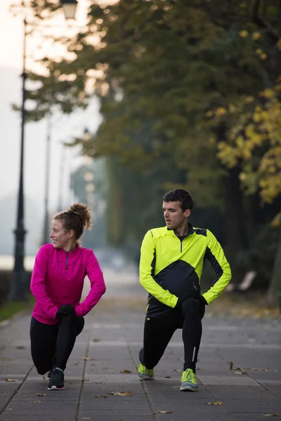 Paar warming-up vóór joggen — Stockfoto