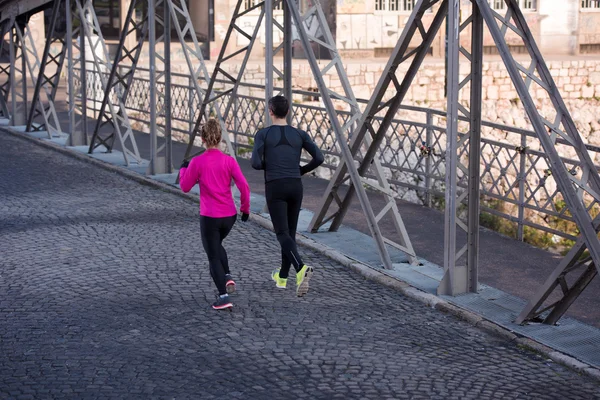 Jeune couple jogging — Photo