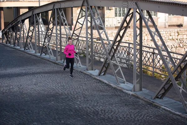 Mujer deportiva trotando en la mañana —  Fotos de Stock