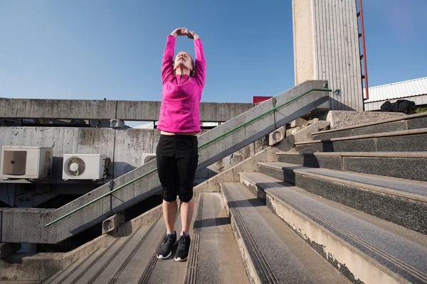 Wanita yang meregang sebelum joging pagi — Stok Foto