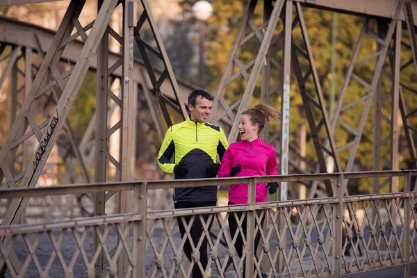 Jovem casal jogging — Fotografia de Stock