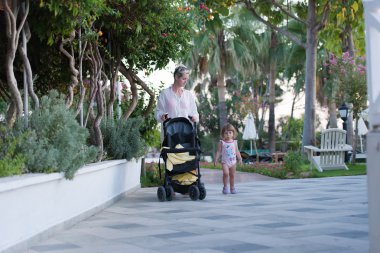 yürüyüş anne ve kız