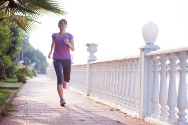 Sportif kadın koşuyor.