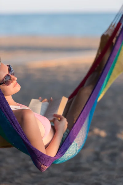 Ontspannen vrouw leggen in hangmat — Stockfoto