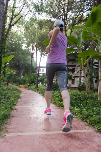 Sportowa kobieta jogging — Zdjęcie stockowe