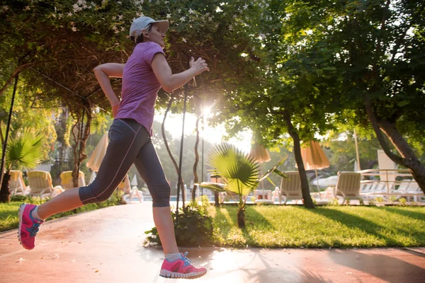 Sportowa kobieta jogging — Zdjęcie stockowe