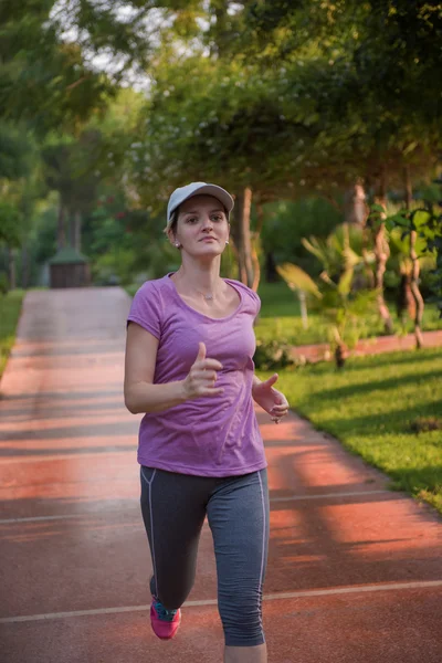 Sporty donna jogging — Foto Stock