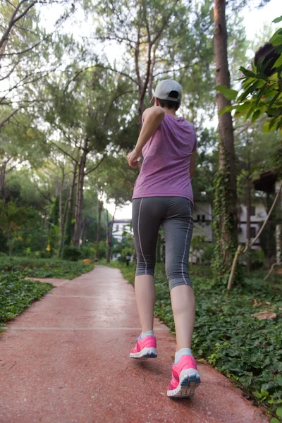 Sportowa kobieta jogging — Zdjęcie stockowe