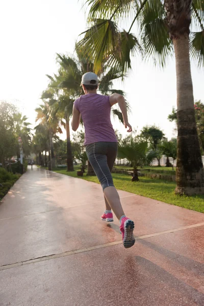 Sportowa kobieta jogging — Zdjęcie stockowe