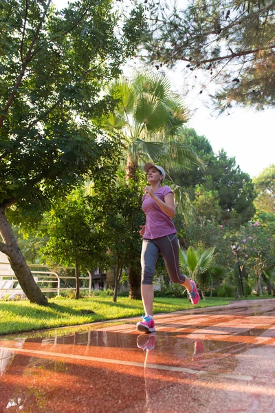 Deportiva mujer corriendo —  Fotos de Stock