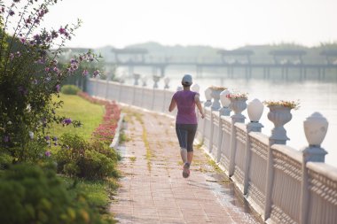 Sportif kadın kaldırımda erken sabah koşu