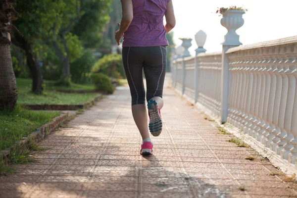 Sporty donna jogging — Foto Stock