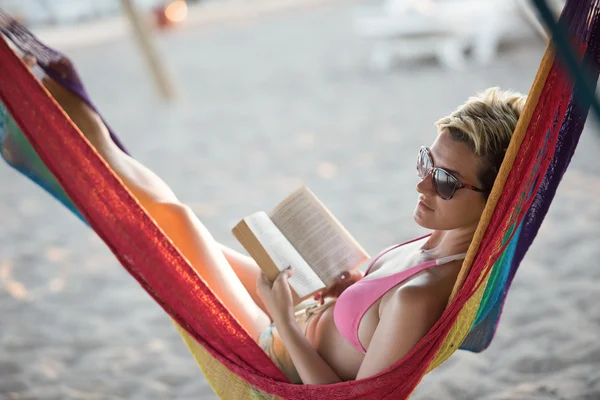 Avslappnad Kvinna Hängmatta Säng Stranden Och Njuta Solnedgången Medan Läser — Stockfoto