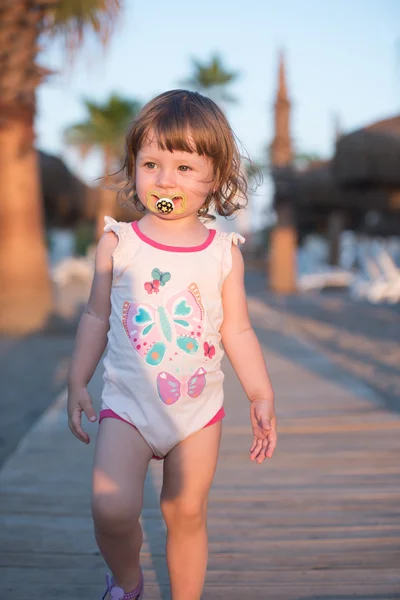 Mädchen und Mutter zu Fuß — Stockfoto