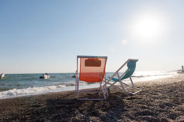 在美丽的夏日多彩沙滩椅 — 图库照片