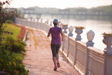 Sportif kadın koşuyor.
