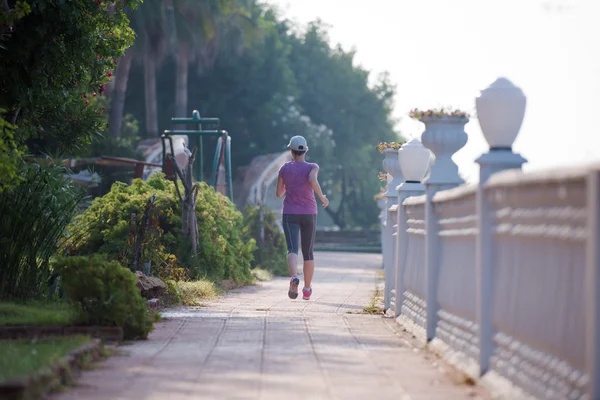 Sportowa kobieta jogging — Zdjęcie stockowe