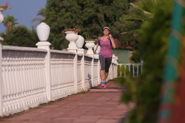 Sportig kvinna joggar — Stockfoto