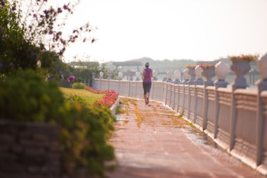 Sportif kadın koşuyor.