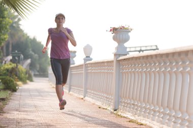 Sportif kadın koşuyor.